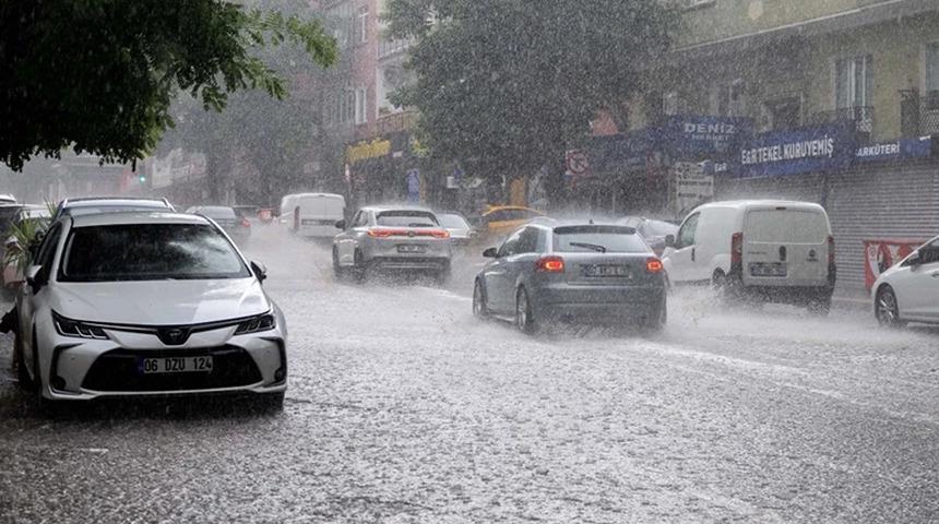 Başkentte sağanak yağış hayatı olumsuz etkiledi