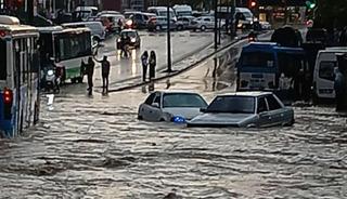 Ankara'yı sağanak vurdu! Caddeler ve sokaklar göle döndü