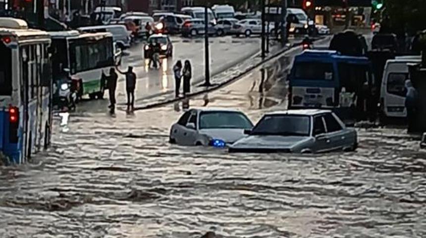 Ankara'yı sağanak vurdu! Caddeler ve sokaklar göle döndü, araçlar akıntıya kapıldı! Vali Vasip Şahin'den açıklama geldi