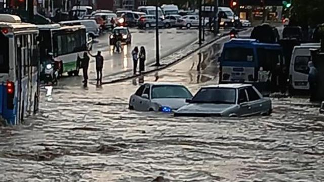 Ankara'yı sağanak vurdu! Caddeler ve sokaklar göle döndü, araçlar akıntıya kapıldı! Vali Vasip Şahin'den açıklama geldi