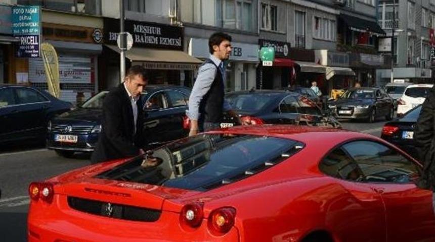 Kerem G&ouml;nl&uuml;m Ferrari'den &ccedil;ıkmakta zorlandı
