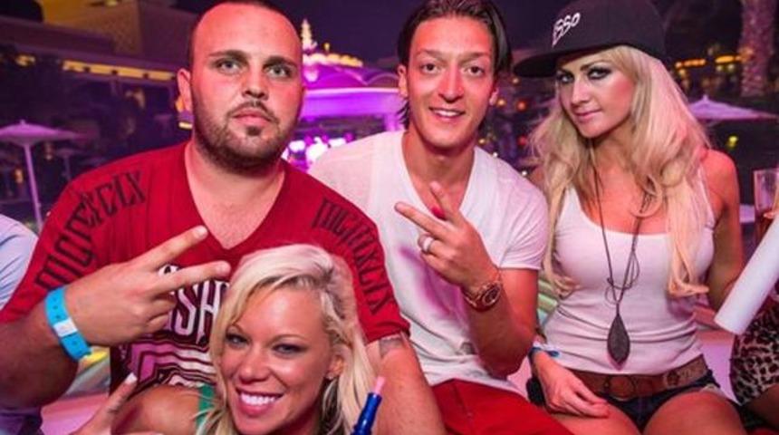 Mesut Özil Arsenal taraftarını kızdırdı