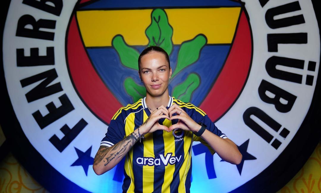 Kadın futbolunda dev transfer! Fenerbahçe, ezeli rakibi Galatasaray ın golcüsü Andrea Staskova’yı transfer etti... 1