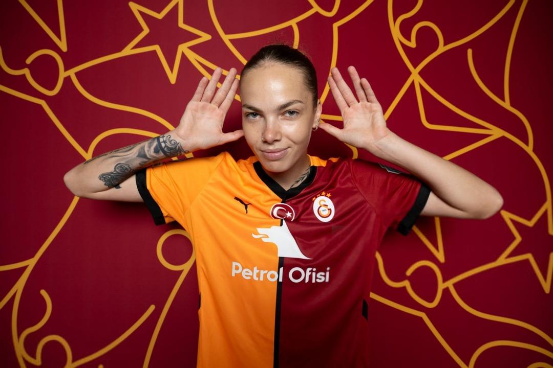 Kadın futbolunda dev transfer! Fenerbahçe, ezeli rakibi Galatasaray ın golcüsü Andrea Staskova’yı transfer etti... 2