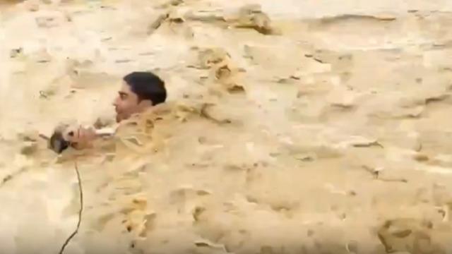 Dünya bu muhabiri konuşuyor! Sel sularının içinde yayın yaparken akıntıya kapıldı! 