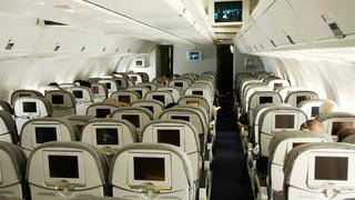 Yolcu yüzünden pilot acil iniş yaptı! Kapıyı açmaya çalışırken...