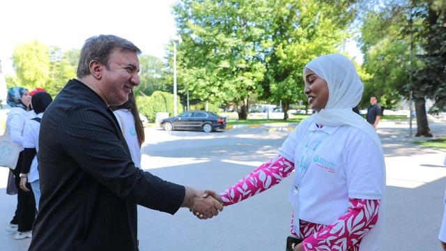 Vali Aydoğdu 12 farklı ülkeden Erzincan'a gelen 14 öğrenciyi ağırladı