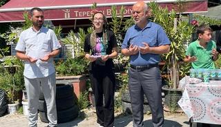 Vefat eden oğlu için Kur'an kursu öğrencilerine ikramda bulundu