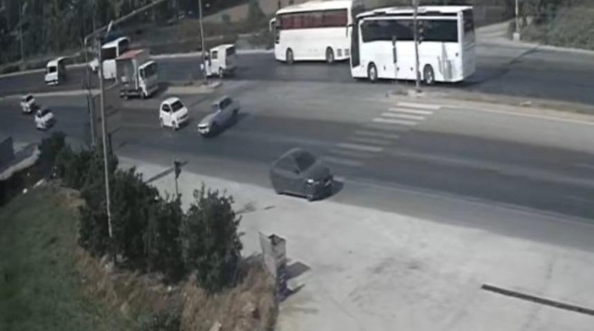 Manavgat'ta otomobilin U dönüşü sonrası kaza anı kamerada