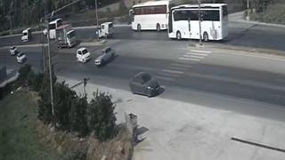 Manavgat'ta otomobilin U dönüşü sonrası kaza anı kamerada