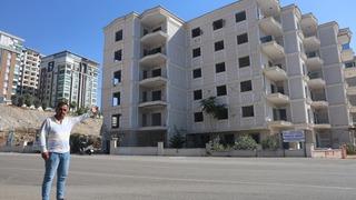 Canını hiçe sayıp ağır hasarlı binaya giren vatandaşın, yıkım öncesi yavru köpeği kurtardığı anlar kamerada