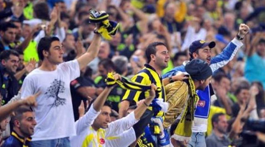 Fenerbah&ccedil;eli taraftara İngiltere'de lin&ccedil;!