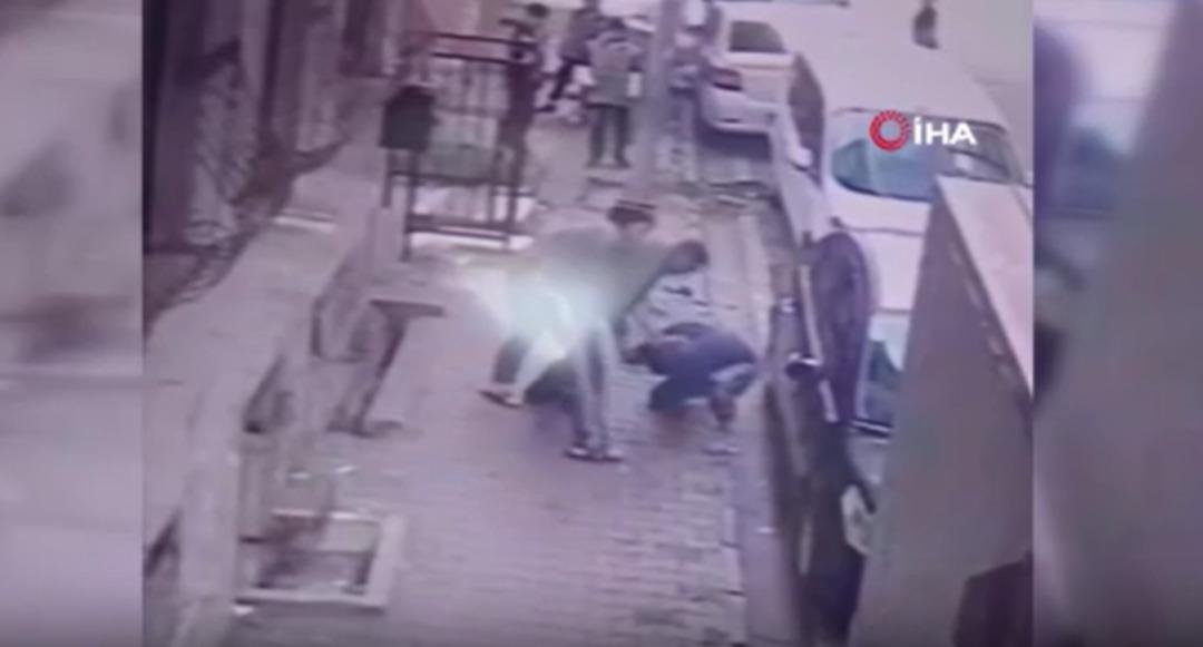 Komşusunu tornavidayla darp etti! Adam bir anda dövmeye başladı! O anlar kamerada!  1