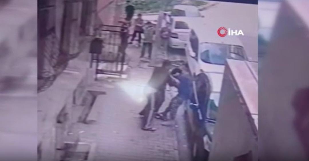 Komşusunu tornavidayla darp etti! Adam bir anda dövmeye başladı! O anlar kamerada!  2