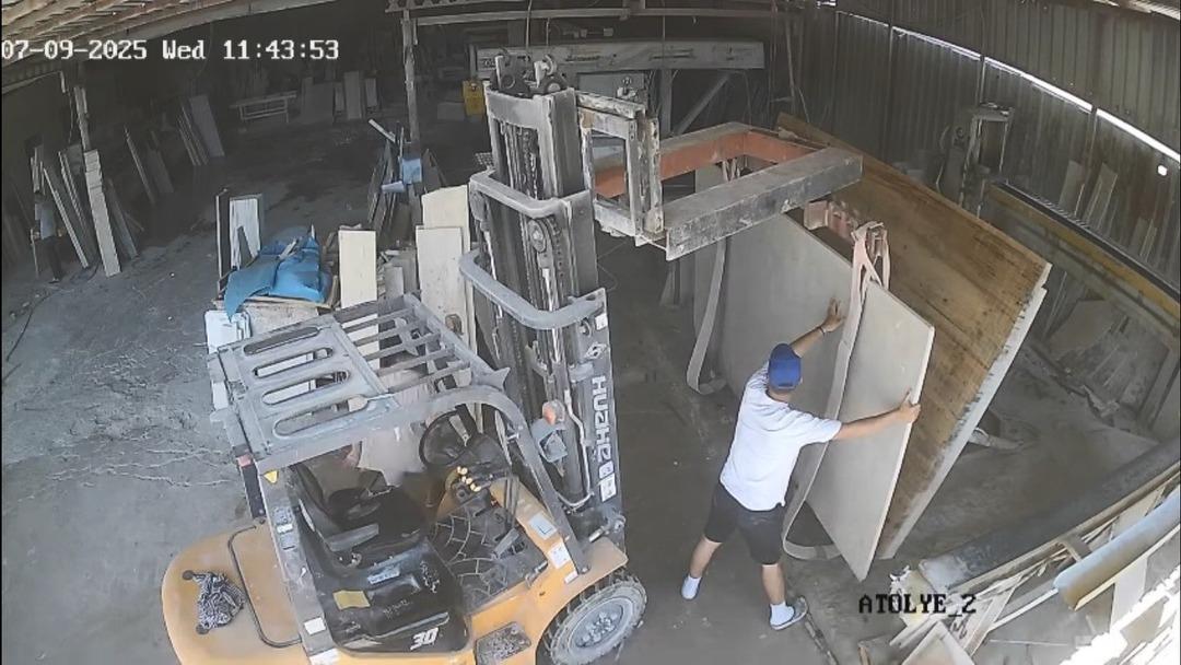 1200xauto Muğla'da feci iş kazası: Yüzlerce kilo ağırlığındaki mermer tabla üzerine devrildi!