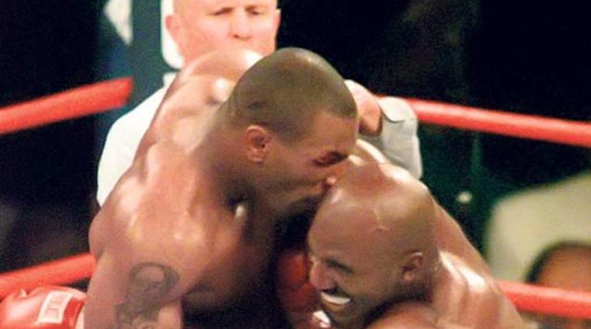 Mike Tyson, kopardığı kulağı iade etti
