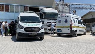 Tırdan boşaltılan yemlerin altında kalarak hayatını kaybetti
