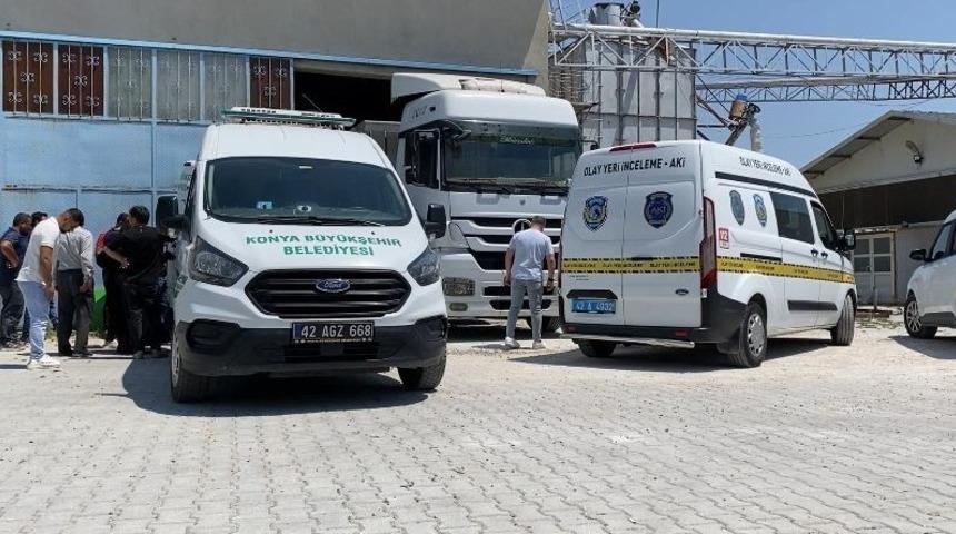 Tırdan boşaltılan yemlerin altında kalarak hayatını kaybetti