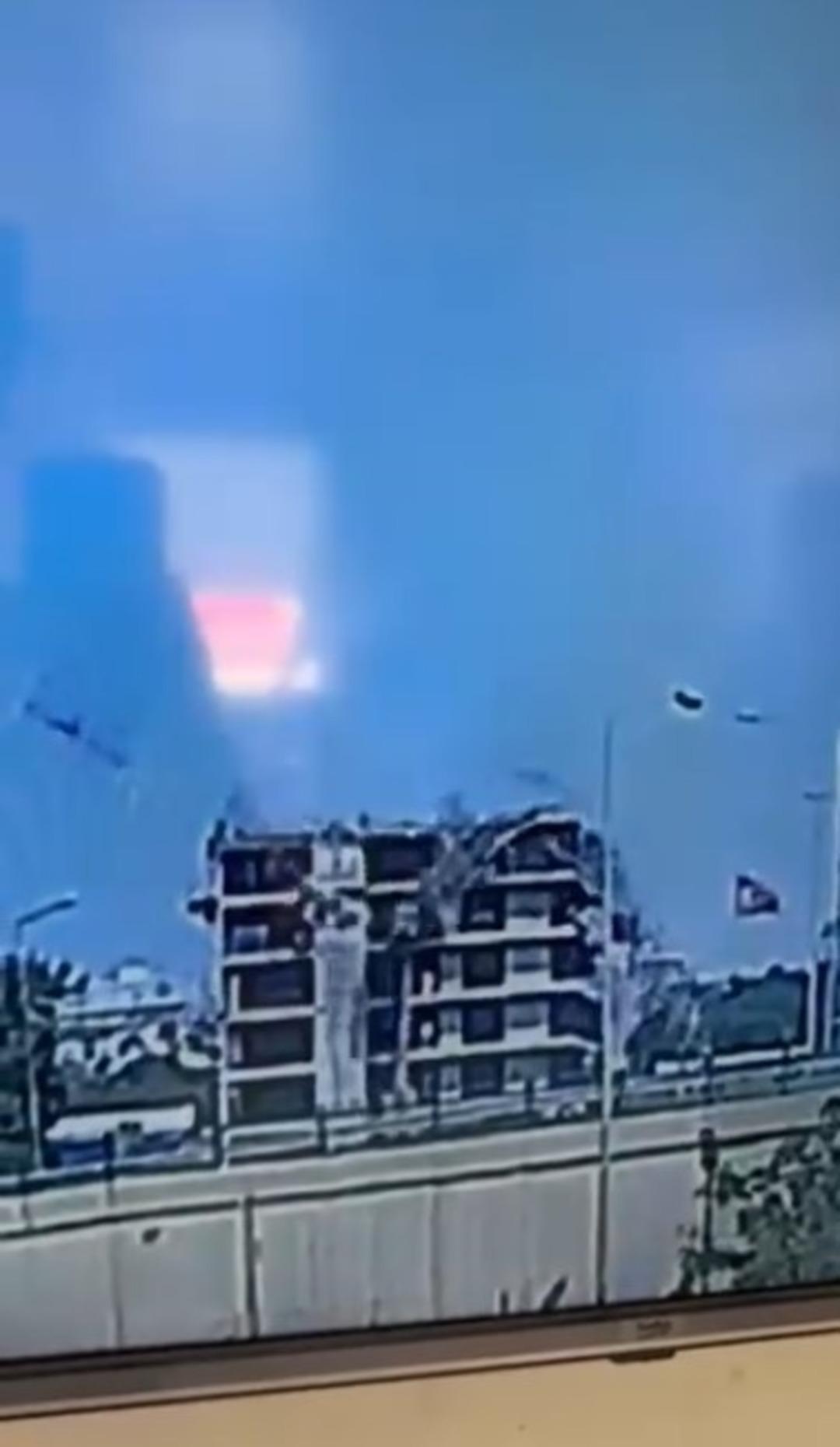 60 metrelik kule vinç böyle devrildi: Sahada çalışan Suriyeliler savaş çıktı zannetti! 3