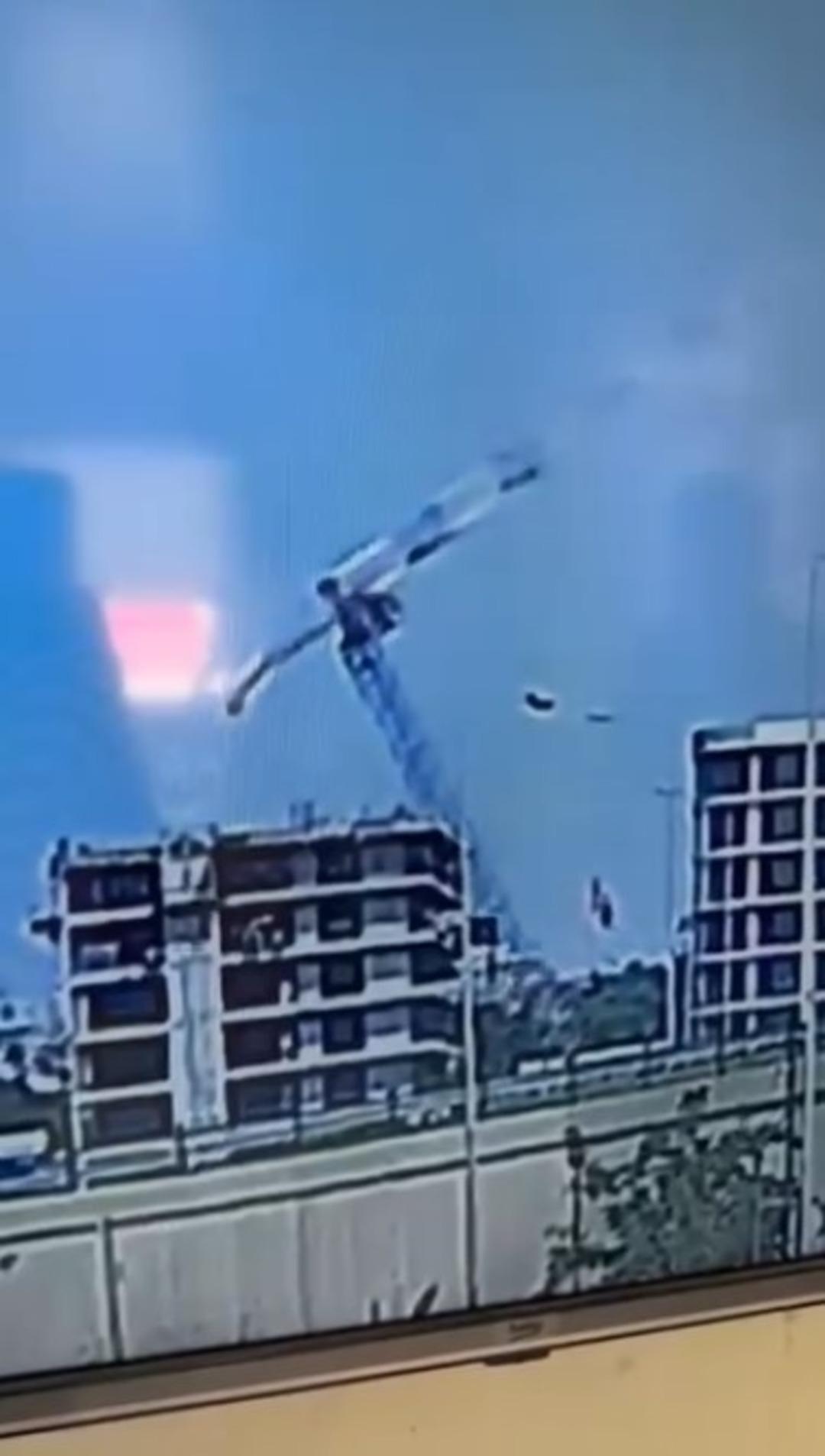 60 metrelik kule vinç böyle devrildi: Sahada çalışan Suriyeliler savaş çıktı zannetti! 2