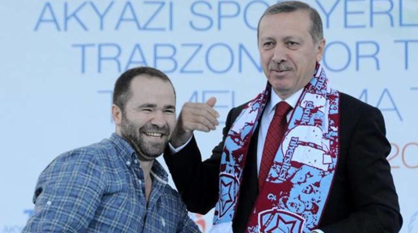 Başbakan'a kaşkol takan tribün lideri yasaklı çıktı!