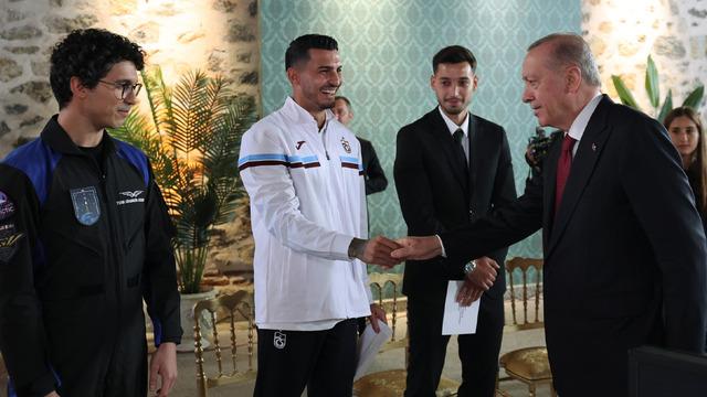 Cumhurbaşkanı Erdoğan'ın “Ne oldu? Bir yere gitmiyor musun?” sorusuna Uğurcan Çakır'ın yanıtı gündem oldu! Sosyal medya bunu konuşuyor