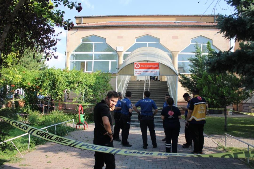 Kayseri de vahşet! Husumetlisini namaz kılarken boğazını keserek öldürdü 1