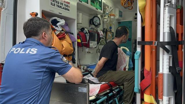 Binayı ateşe vermeye kalkışan alkollü şahıs 4 saatte ikna edilerek hastaneye kaldırıldı