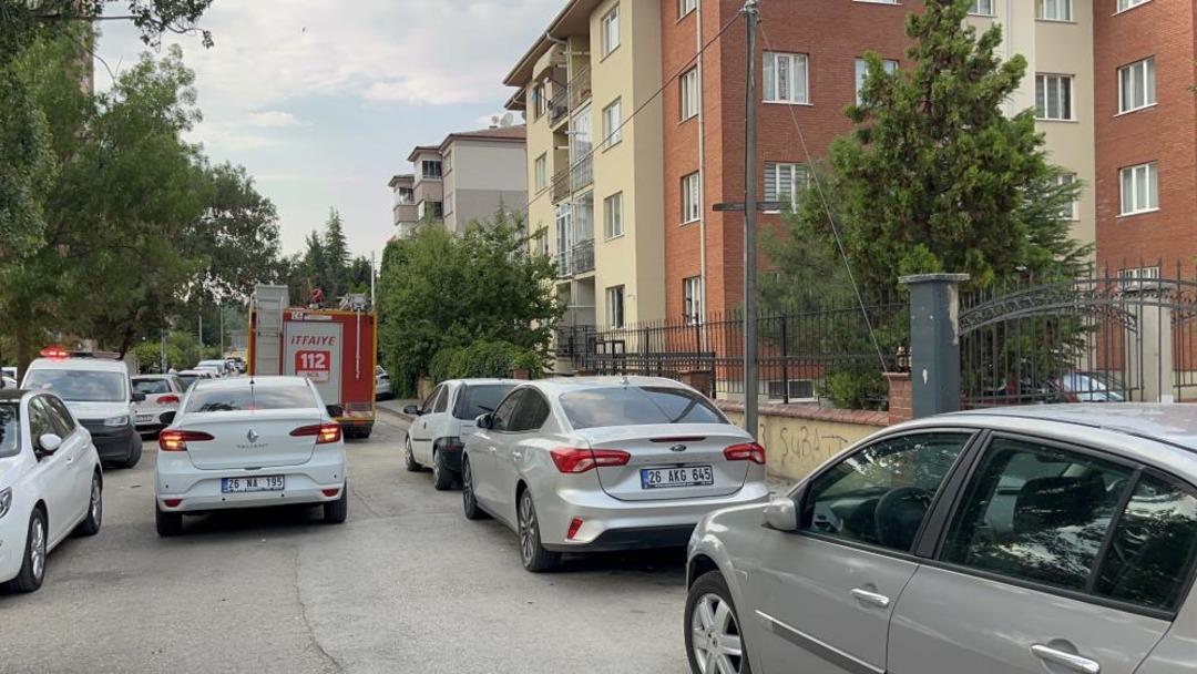 Binayı ateşe vermeye kalkışan alkollü şahıs 4 saatte ikna edilerek hastaneye kaldırıldı 1