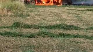 Ağaç sökümü sırasında alev alan iş makinesi demir yığınına döndü