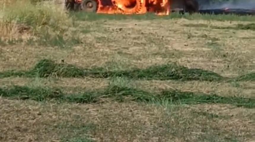 Ağaç sökümü sırasında alev alan iş makinesi demir yığınına döndü