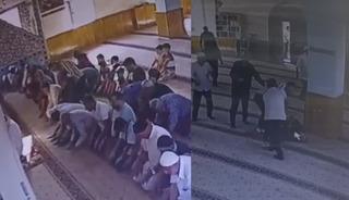 Camide vahşet! Namaz kılarken defalarca bıçakladı, sinir krizi geçirdiler