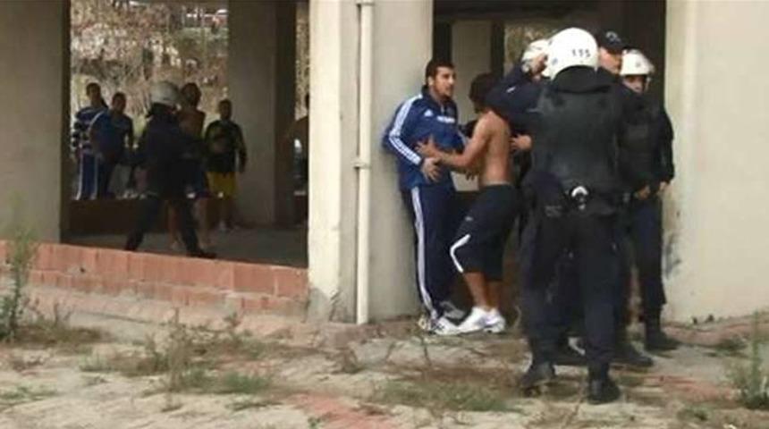 Futbolcular sopalarla taraftarın üstüne yürüdü