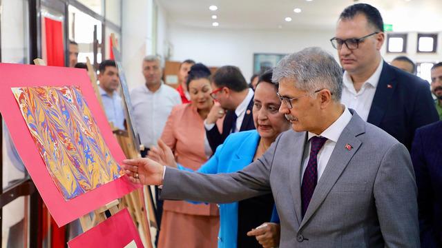 Niğde’de “Sanatın Sesini Duyuyor, Sanat ile Konuşuyoruz” projesi: İşitme engelli vatandaşlar hünerlerini sergiledi...