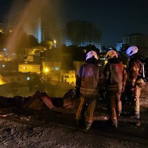 İstanbul'da gece yarısı büyük panik: Buzdolabı patladı, ev kül oldu! Yan binalar da alev topuna döndü