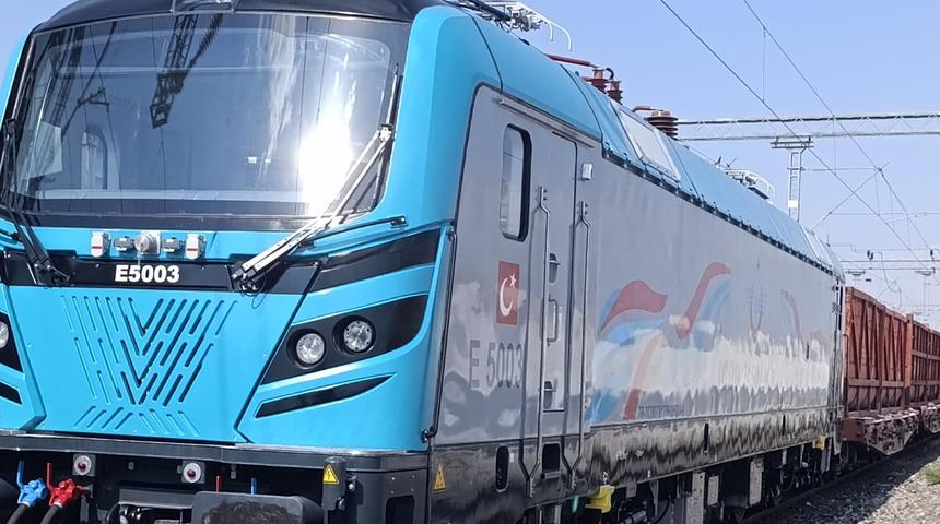 Yerli ve Milli lokomotif ilk seferini tamamladı! "125 kilometre mesafe yol kat etti, 617 tonluk yük taşıdı"