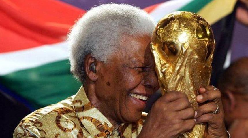 Futbol aşığı Nelson Mandela'ya saygı duruşu