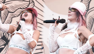 Hande Yener plaj konserinde ilginç tarzıyla dile düştü! Bir bakan bir daha baktı