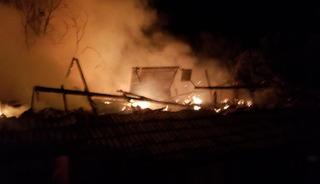 Çorum'da çıkan yangında 2 ev, 2 garaj ve 1 ahır kül oldu