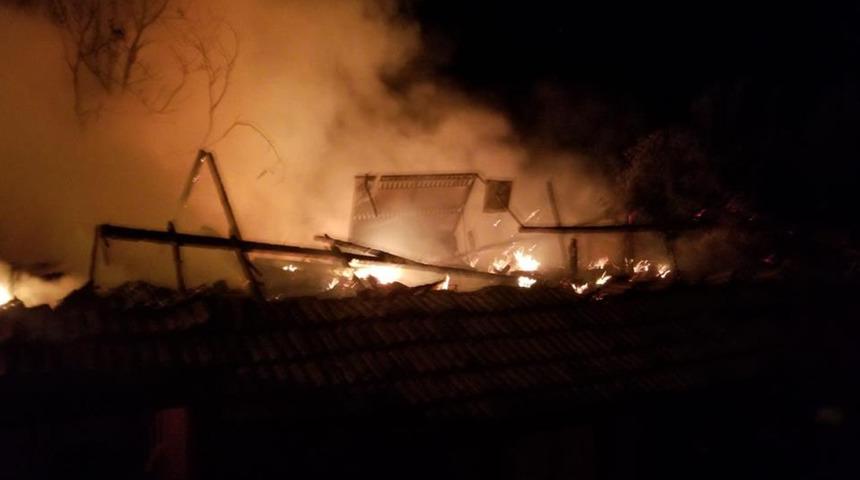 Çorum'da çıkan yangında 2 ev, 2 garaj ve 1 ahır kül oldu
