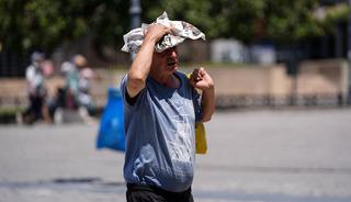 İzmir'de bunaltan sıcak! 40 dereceye yaklaştı, vatandaşlara zorluk yaşattı