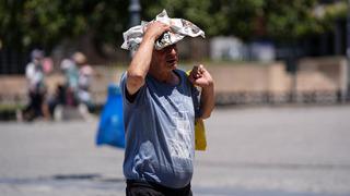 İzmir'de bunaltan sıcak! 40 dereceye yaklaştı, vatandaşlara zorluk yaşattı