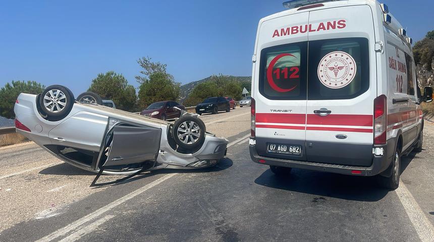 Antalya'da otomobil, atık toplama aracıyla çarpıştı! Kazada 3 kişi yaralandı