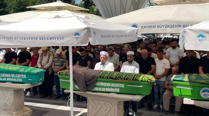 Camide namaz kılarken bıçaklanarak öldürülmüştü! Cenazesi toprağa verildi