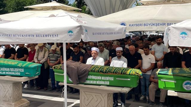Camide namaz kılarken bıçaklanarak öldürülmüştü! Cenazesi toprağa verildi