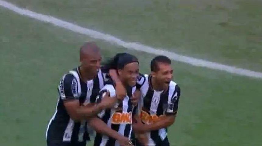 Ronaldinho'dan muhteşem dönüş!