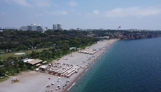 Antalya'da yüksek nem ve sıcaktan bunalanlar sahilleri doldurdu