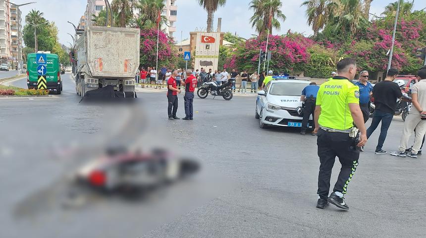 Mersin'de motosiklet, kamyonla çarpıştı! Feci kazada 1 kişi hayatını kaybetti, 1 kişi yaralandı