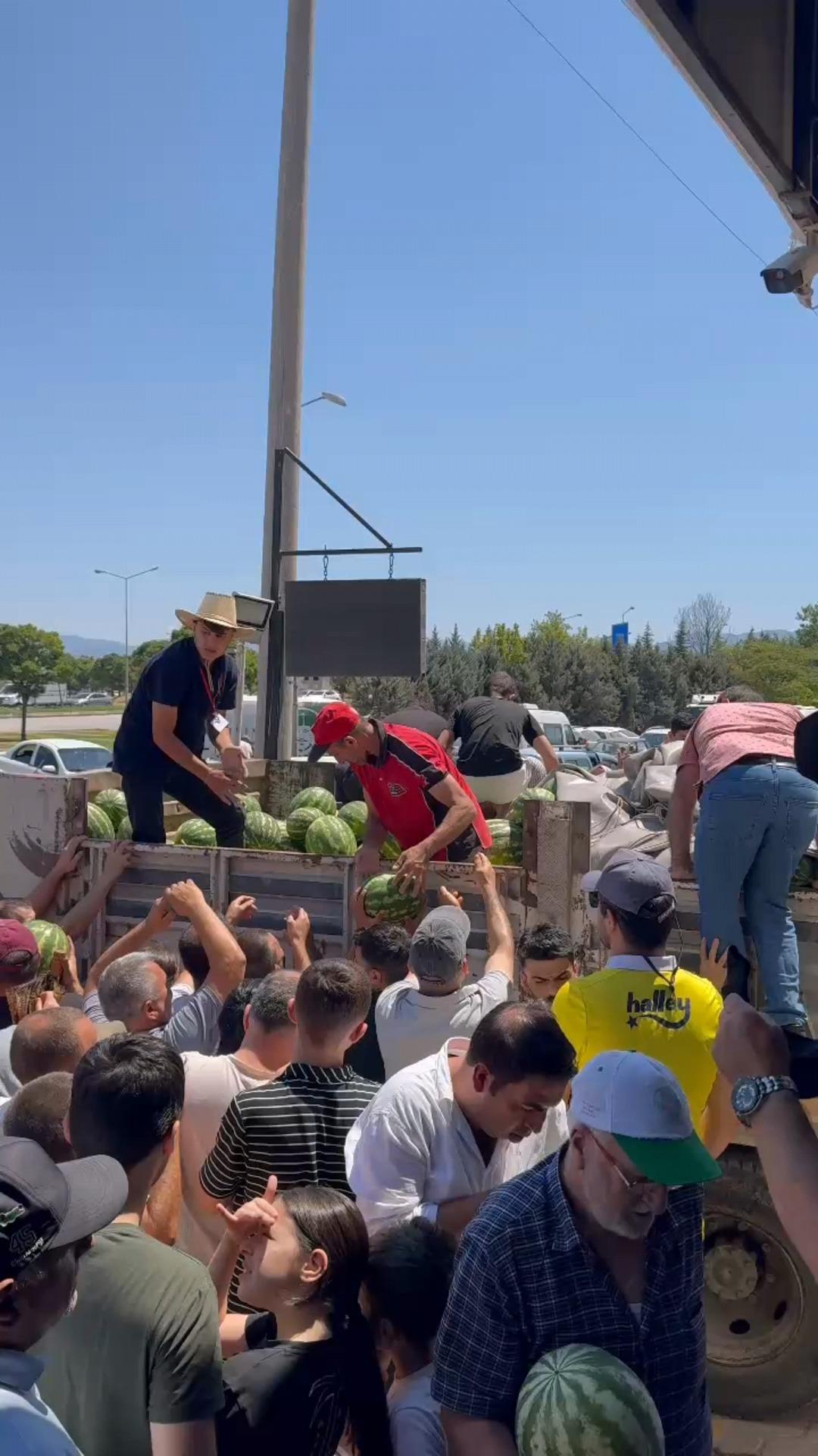 Duyan koştu, 12 ton ücretsiz dağıttılar! 20 dakikada tükendi 5