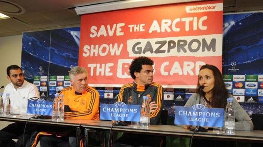 Real Madrid basın toplantısına Greenpeace baskını! 